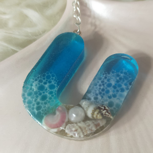 U resin letter beach style