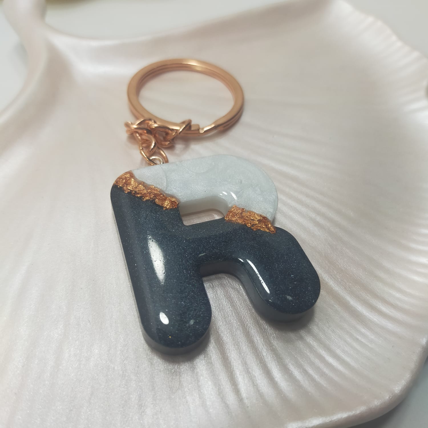 R resin letter black/white